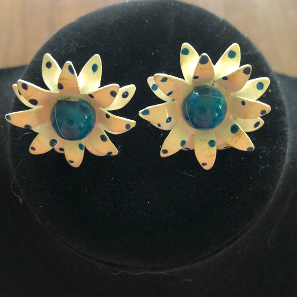 Jewelry - Vintage Clip-on Flower Earrings